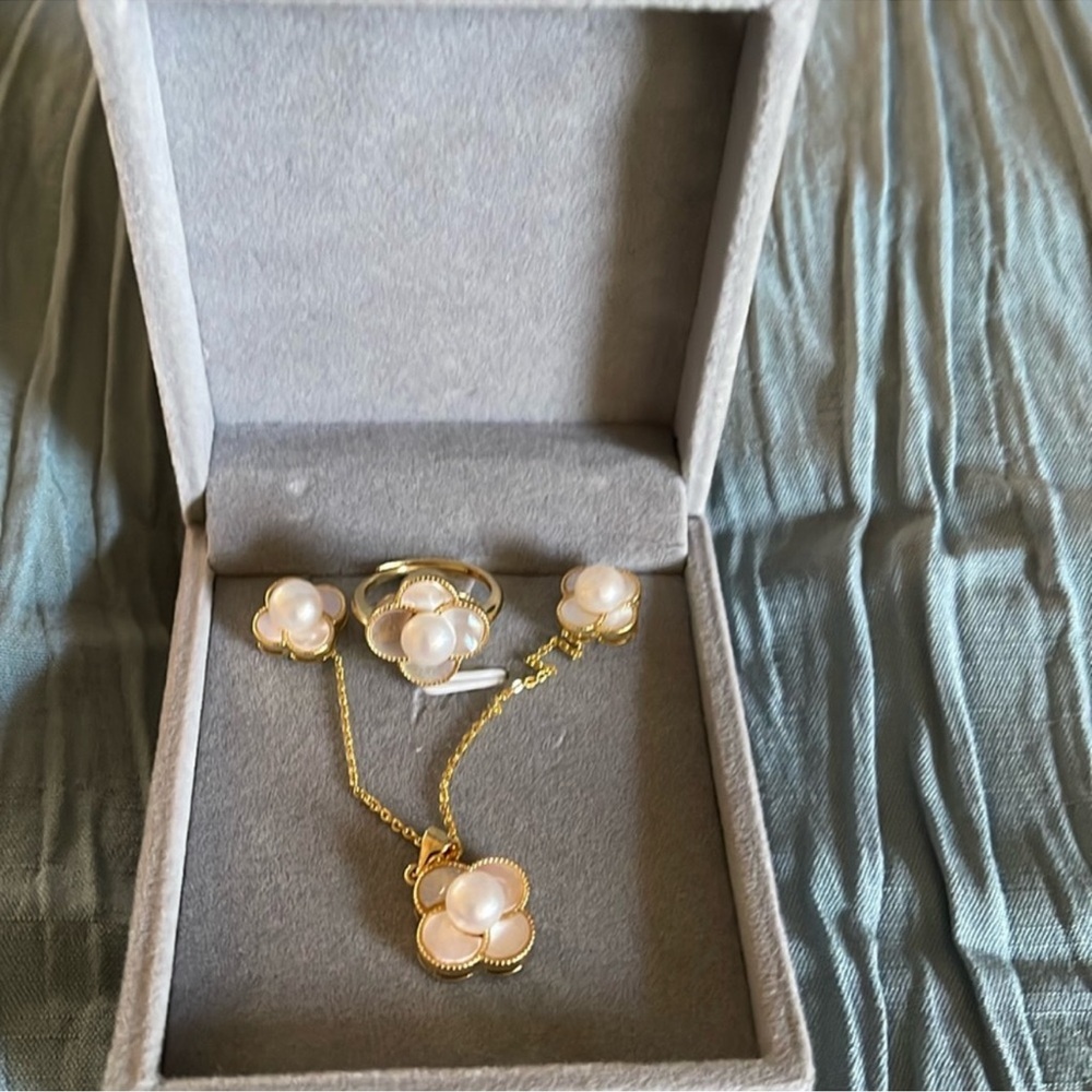 NWOT Fresh Water Pearl Flower Jewelry Set